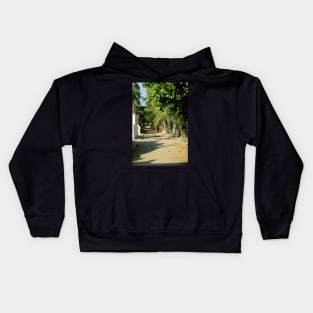 Rue d'un village au Mexique en bord de mer Kids Hoodie